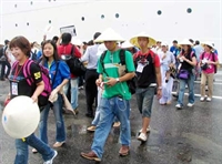 Tourists flock to Vietnam during Tet